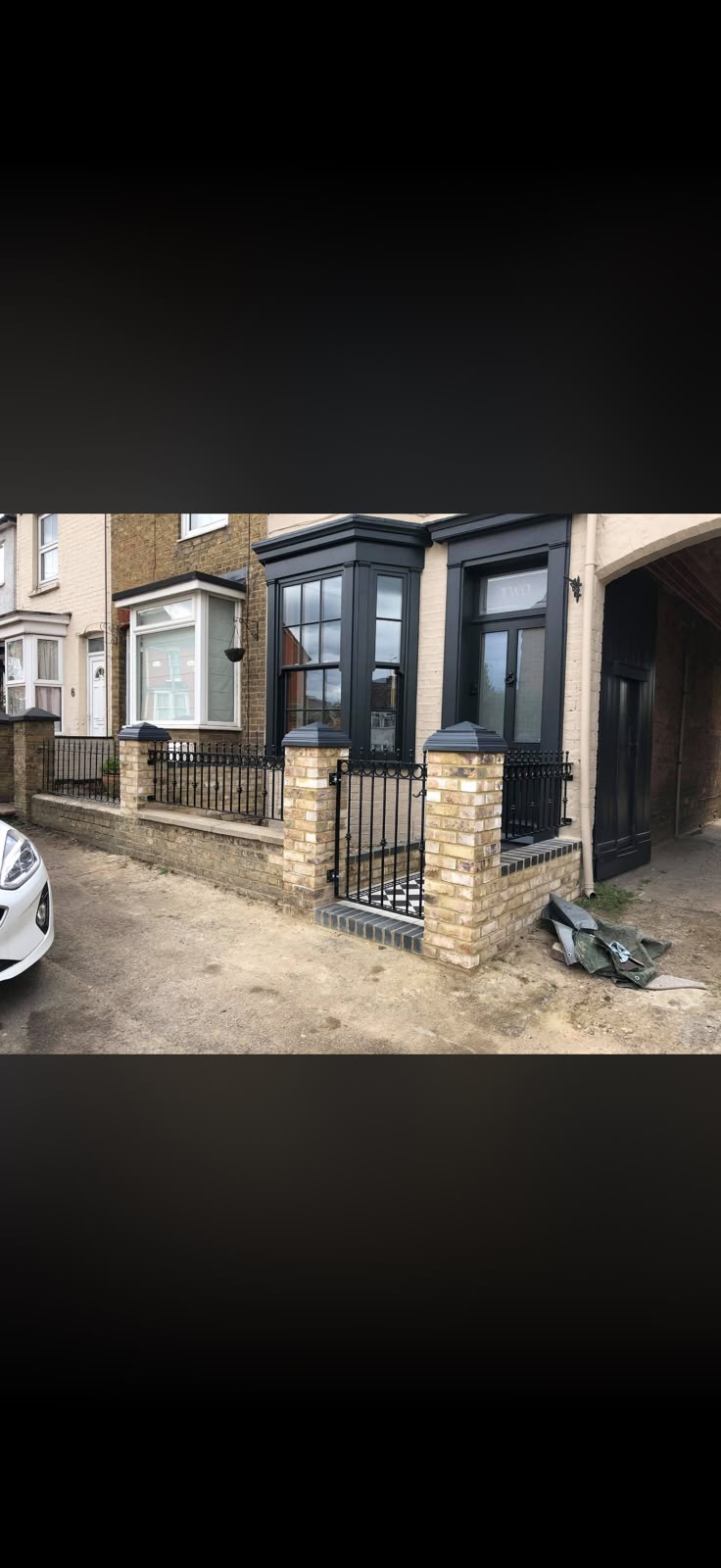Professional bricklayer in PPE laying facing brick on a residential home
